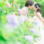 大阪で紫陽花の前でウェディングフォトを撮影している新郎新婦