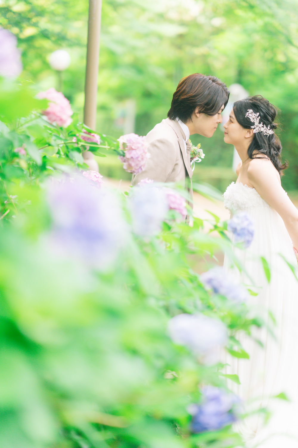 大阪で紫陽花の前でウェディングフォトを撮影している新郎新婦