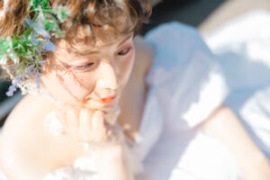 ウェディングフォトを撮影する女性
