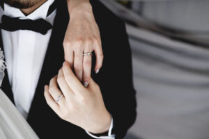 ウェディングフォトの手元のショット結婚写真をしている