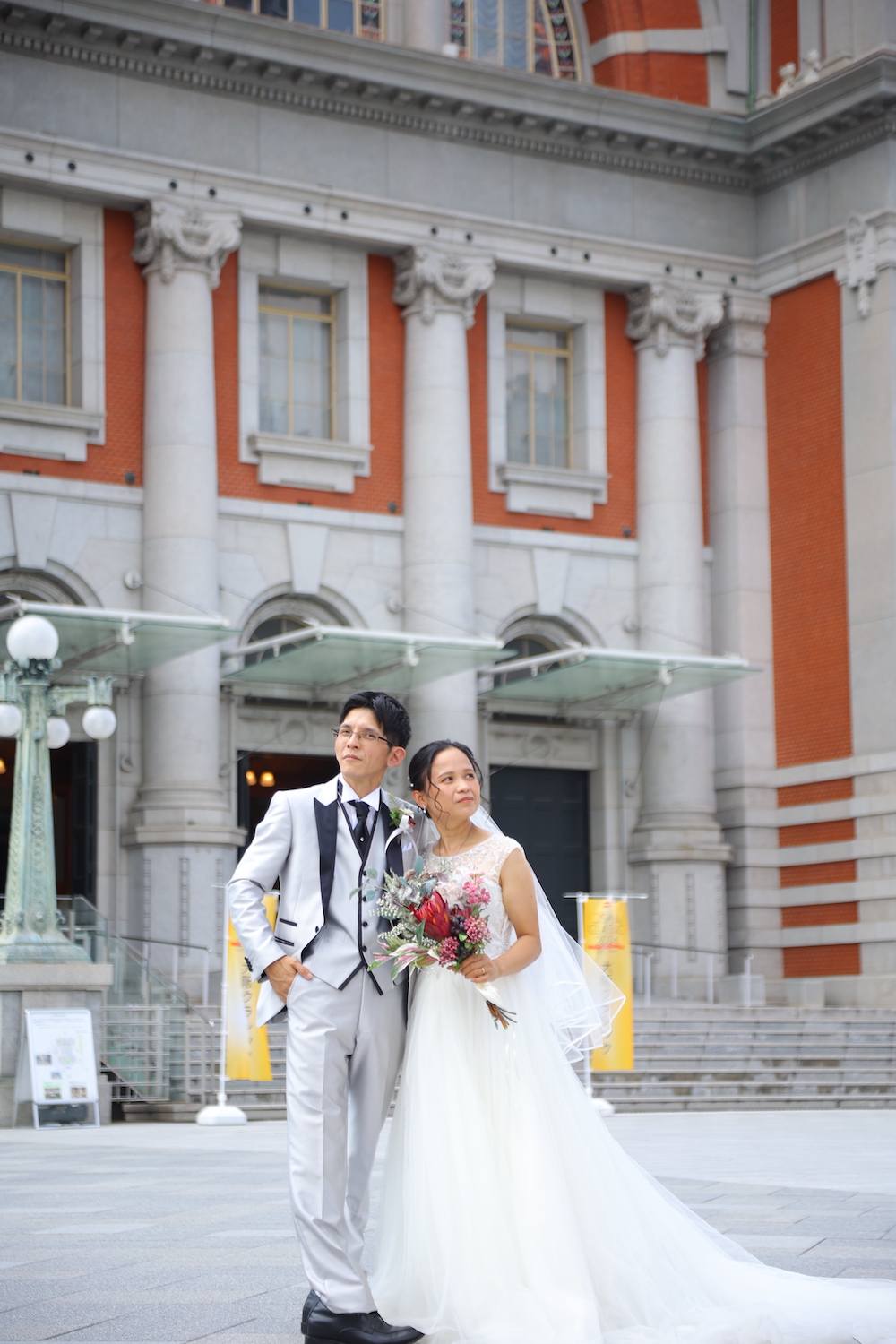 大阪中央公会堂でウェディングフォトを撮影している新郎新婦