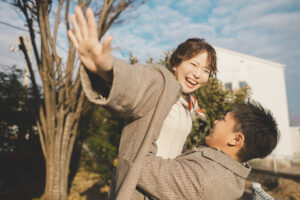 おそろいの私服でエンゲージメントフォトを撮影する新郎新婦
