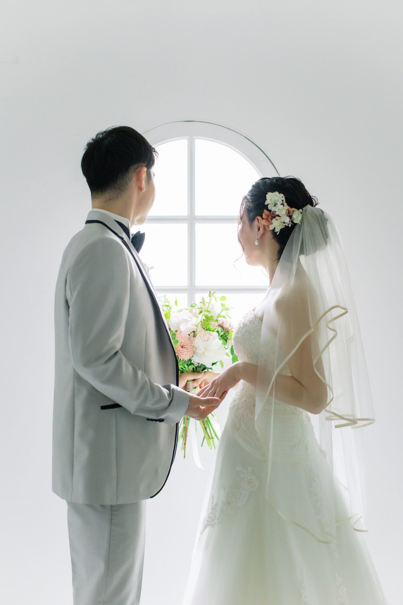 大阪でウェディングフォトを撮影している新郎新婦