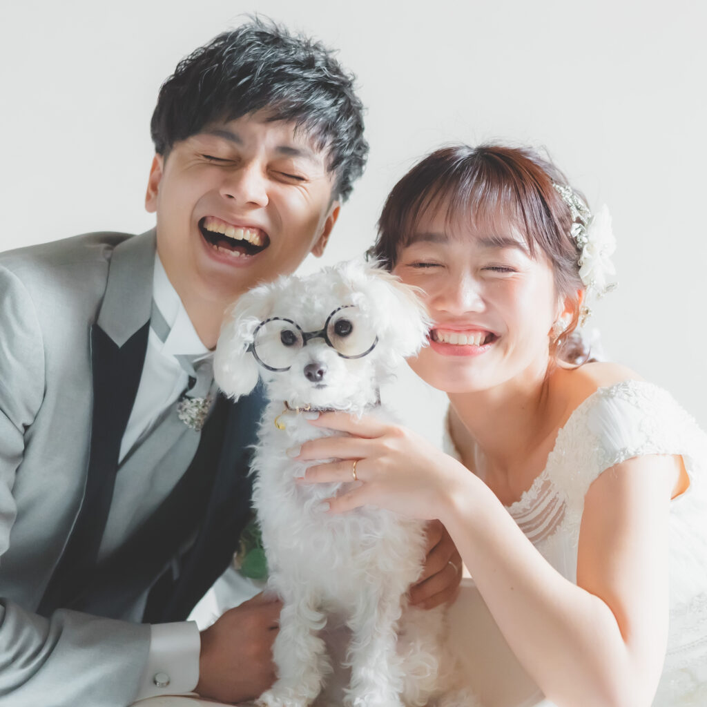大阪でドレスでペットのわんちゃんとウェディングフォトを撮影するカップル