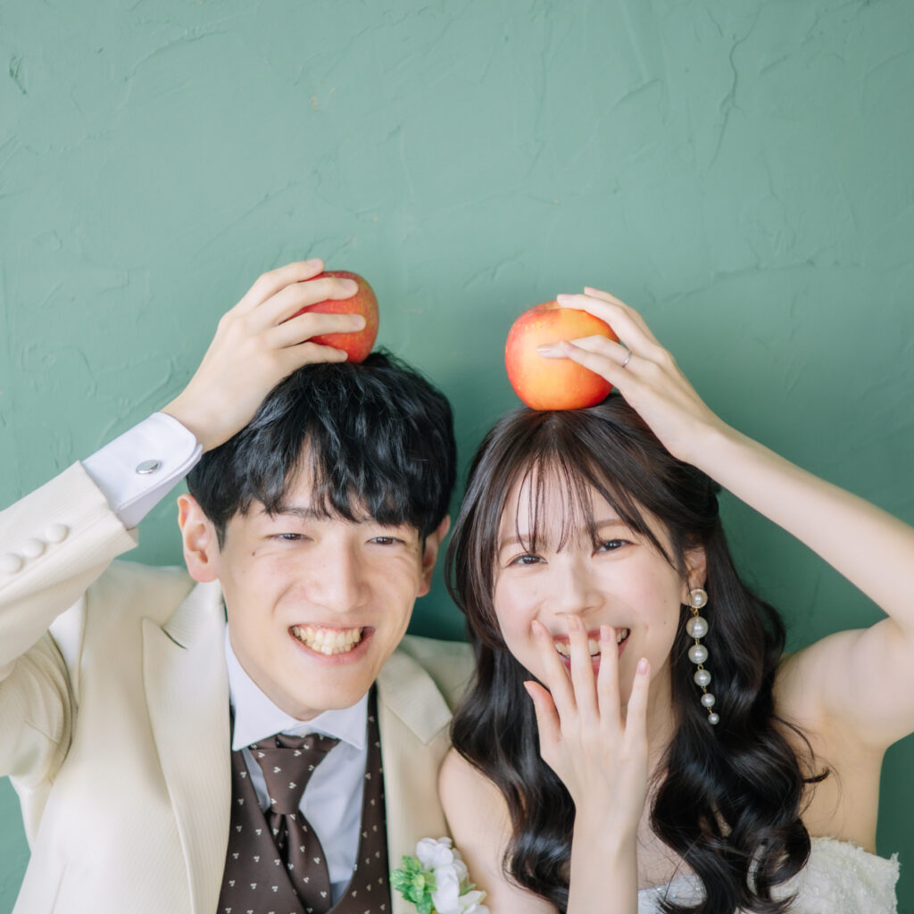 大阪でドレスでウェディングフォトを撮影するカップル