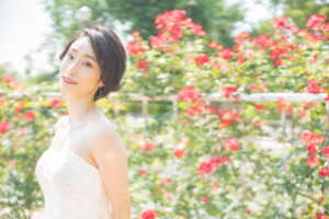 大阪靭公園のバラ園でフォトウェディング撮影をする花嫁