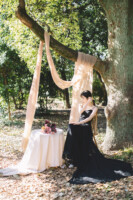 大阪の靭公園でブラックドレスでフォトウェディング撮影をする花嫁