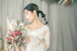 ウェディングドレスを着て撮影する女性