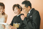 大阪のスタジオで両親と一緒にフォトウェディングをしている
