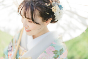 旧藤田邸でエメラルドグリーンの色打掛でフォトウェディングをする花嫁
