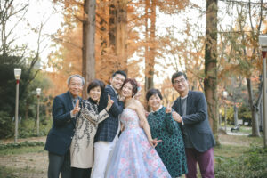 大阪で家族とウェディングフォトを撮影する新郎新婦